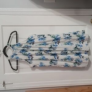 🌻Blue floral on white spring/summer dress. Lining on the inside, size small.